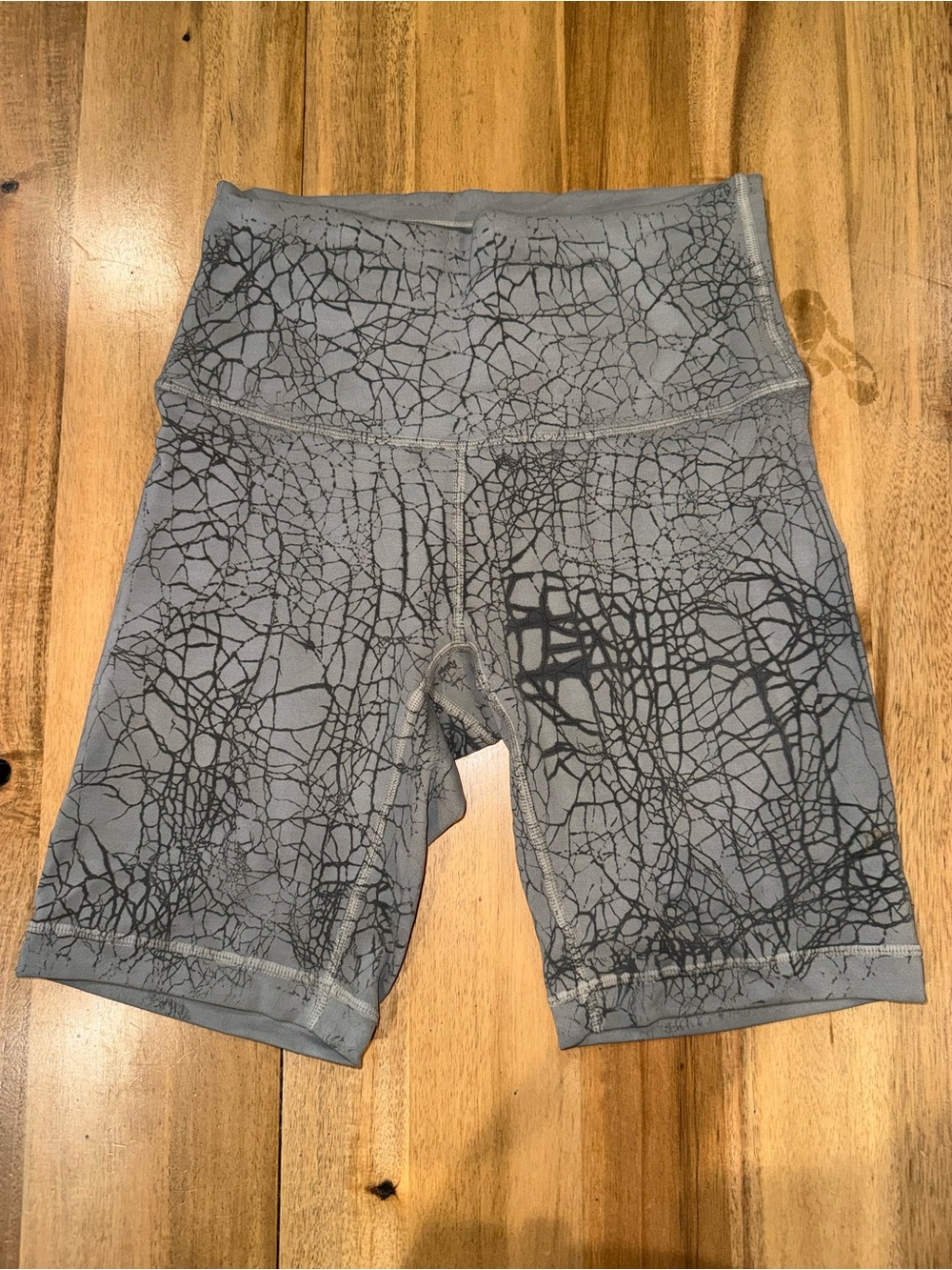 Lululemon Wunder Train grey patterned biker shorts